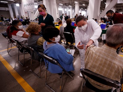 Personas acuden a un centro de vacunación en Ciudad de México, para la aplicación de la dosis de refuerzo contra la covid-19 a todos los mayores de 60 años.