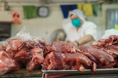 Un hombre vende carne en Sonora, México.