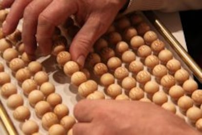 Preparaci&oacute;n de las bolas con los n&uacute;meros y los premios para el sorteo extraordinario de Navidad