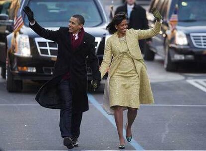 Barack Obama y su esposa, Michelle, recorren a pie parte del trayecto del desfile presidencial entre el Capitolio y la Casa Blanca.