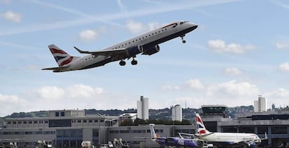 Un avión de la compañía British Airways despega del London City Airport.