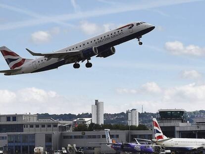 Un avión de la compañía British Airways despega del London City Airport.