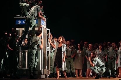 Aparece Carmen, la protagonista de la ópera, una obrera a la que pretenden los legionarios mientras ella canta la célebre Habanera.