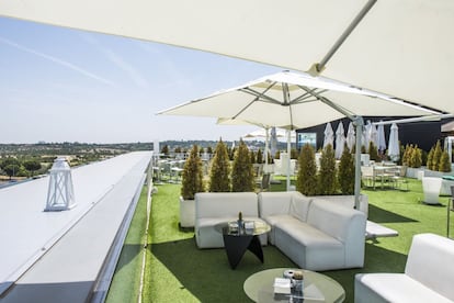 El chef Íñigo Urrechu lleva años vistiendo las tardes y noches estivales del municipio de Pozuelo, al noroeste de la capital, con vistas a la Casa de Campo y parte del ‘skyline’ madrileño desde la terraza de <a href="https://cielodeurrechu.com/" target="_blank">El Cielo de Urrechu</a> (Zielo Shopping Pozuelo, local 217; +34 917 093 285), abierta, no obstante, todo el año. Cocina vasca con toques mediterráneos de un maestro del producto, sin excesivo artificio pero con la potencia de la investigación y el oficio culinarios. Sus kokotxas de merluza del Cantábrico, la cazuela melosa de callos con morros o el jarrete ibérico braseado son algunos de sus clásicos, también presentados en su terraza bajo la noche estrellada.