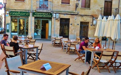 Terraza de Vinodiario, restaurante y vinoteca situado en la salmantina plaza de los Basilios.