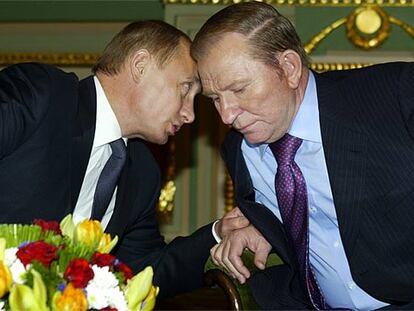 Vladímir Putin charlaba ayer en Kiev con el presidente de Ucrania, Leonid Kuchma.