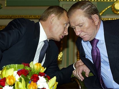 Vladímir Putin charlaba ayer en Kiev con el presidente de Ucrania, Leonid Kuchma.