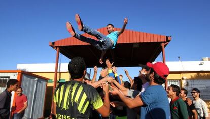 Un refugiado sirio en el exterior del CETI de Melilla celebra su viaje a la península.