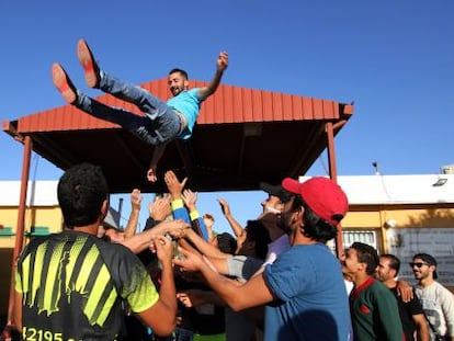 Un refugiado sirio en el exterior del CETI de Melilla celebra su viaje a la península.