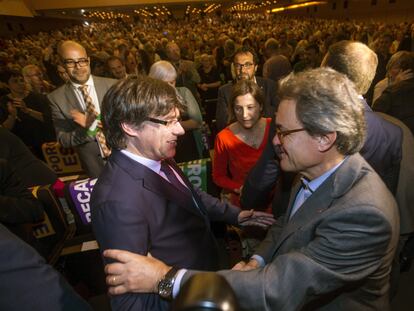 Carles Puigdemont saluda al expresidente catalán Artur Mas, en un acto en 2017.