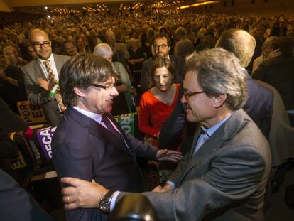 Carles Puigdemont, a la izquierda, saluda al expresidente Artur Mas en un acto en 2017.