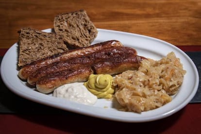 Las salchichas caseras de Leinerhaus, una receta familiar con chucrut y pan de bagazo