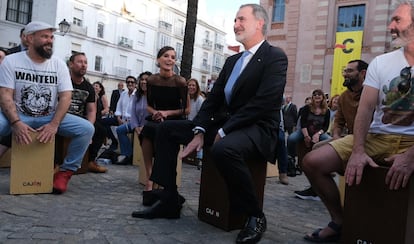 El rey Felipe tocando el cajón flamenco, este lunes en Cádiz.