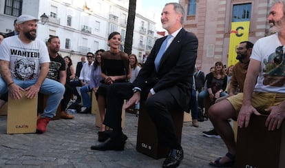 El rey Felipe tocando el cajón flamenco, este lunes en Cádiz.