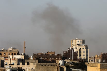 Sobre los edificios cercanos al aeropuerto de San, en Yemen, se observa humo este jueves tras un ataque israel.