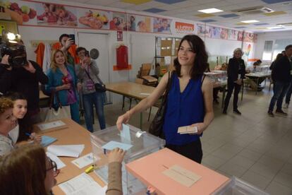 Isa Serra, en el momento de ejercer su derecho al voto.