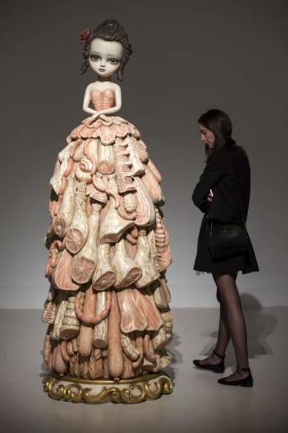 Una mujer observa la obra 'Wood Meat Dress', una de las esculturas de Ryden en el CAC.