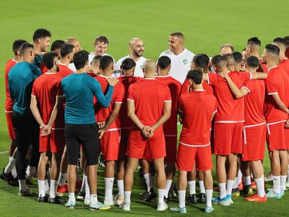 Los jugadores de Marruecos escuchan al seleccionador Walid Regragui, en el centro, durante el entrenamiento de este sábado en el Duhail SC Stadium de Doha.