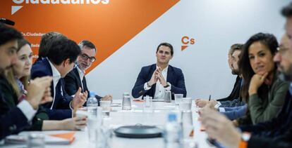 En el centro, Albert Rivera, durante la ejecutiva de Ciudadanos del pasado lunes.