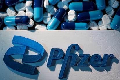 Píldoras de Pfizer junto a una imagen de la marca en una imagen del pasado 29 de septiembre.