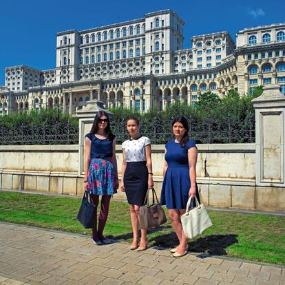 Tres jóvenes posan junto al palacio del Parlamento rumano (estilo neoclásico). El Estado exsoviético está gobernado por el socialdemócrata Victor-Viorel Ponta.