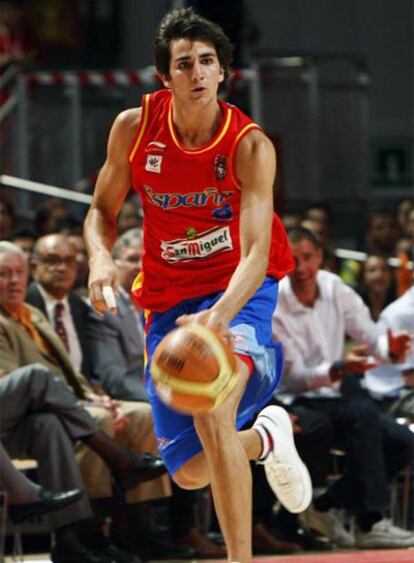 Ricky Rubio bota el balón durante un partido preparatorio contra Argentina.