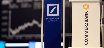 Cartelería de Deutsche Bank y Commerzbank en la Bolsa de Fráncfort.