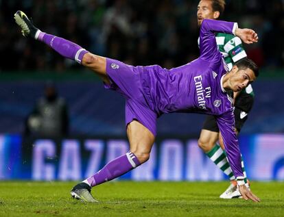 El jugador del Real Madrid, Cristiano Ronaldo, durante un partido entre el Sporting Lisboa y el Real Madrid por el grupo F de la Liga de Campeones de la UEFA, en el estadio Alvalade de Lisboa (Portugal).