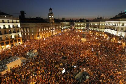 Miles de indignados abarrotaron ayer la Puerta del Sol tras concluir la manifestación del 15-O.