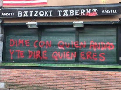 Sede del PNV de Algorta con pintadas tras el pacto entre el PNV y el PP.