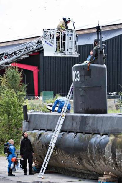 La policía revisa el Nautilus el domingo en Copenhague.