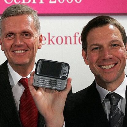 Compañías como Deutsche Telekom presentan nuevos aparatos que combinan la funcionabilidad de los móviles con las características de las PDA, como la &#39;MDA vario 2 web&walk&#39;.
