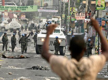 Cascos azules y haitianos se enfrentan cerca del cuartel general del Centro Electoral Provisional, durante las protestas por los resultados de la primera vuelta.