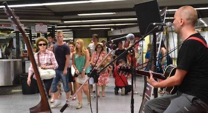 Varios músicos residentes en Valencia han actuado esta tarde en la parada de Colón como final del ciclo 'Cantautores al metro'.