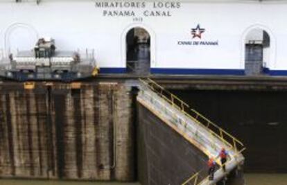 Vista de las esclusas de Miraflores en el Canal de Panamá.