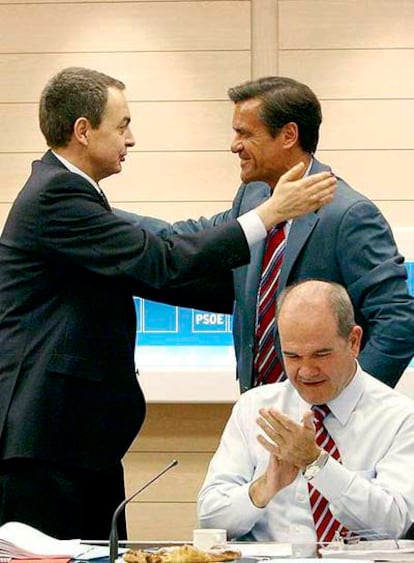 Zapatero felicita a López Aguilar en la reunión de la ejecutiva del PSOE.