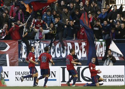 Oriol Riera celebra el primer tanto de Osasuna.