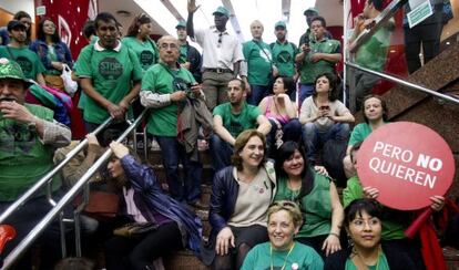 Ada Colau (centro), hoy junto a miembros de la PAH.