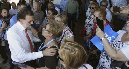 Rajoy saluda a los simpatizantes en Malag&oacute;n (Ciudad Real).