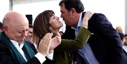 Idoia Mendia, junto a Odón Elorza, besa a Ernesto Gasco en el mitín de este viernes en San Sebastián.