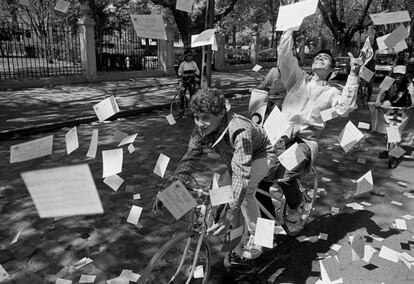 “La alegría ya viene”, decía el logo de campaña del 'no'. Voluntarios de la campaña en 1988.