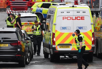 Este incidente ha ocurrido apenas una semana después de que tres personas murieran tras ser apuñaladas en un parque la ciudad de Reading, al sureste de Inglaterra, en un ataque que la policía británica consideró "terrorista". En la imagen, servicios de emergencia en la zona del ataque, en Glasgow.