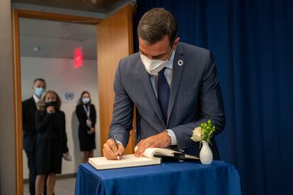 Pedro Sánchez firma en un libro de visitas a su llegada a la sede de la ONU, este lunes en Nueva York.