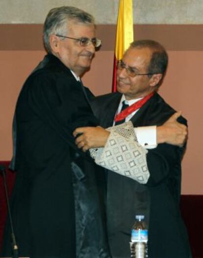 El fiscal general del Estado, Eduardo Torres Dulce (izquierda), felicita al nuevo fiscal superior de Cataluña, Martín Rodríguez Sol, en su toma de posesión.