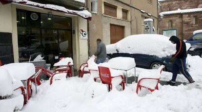 Dos personas se dirigen a un bar en la localidad de Prades (Tarragona).