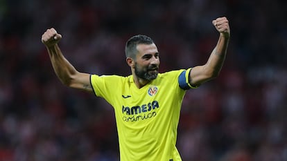 Albiol celebra la victoria del Villlarreal (0-2) en el Metropolitano.