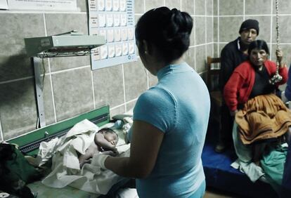 La mortalidad materna se está combatiendo de manera local con la implementación del parto vertical en los 15 centros de salud que funcionan en Churcampa. Según el doctor Marco Antonio Bautista, a mediados del 2004 sólo el 5,8% de las embarazadas asistían a estos centros, pero que en la actualidad ya la asistencia supera el 70,3%.