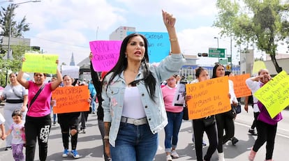 Diana Sánchez Barrios durante una protesta con comerciantes ambulantes de Ciudad de México.