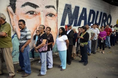 Colas a la entrada de un colegio electoral en Caracas.