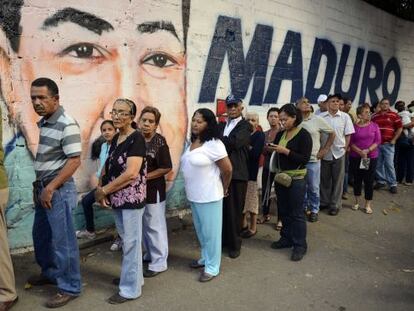 Colas a la entrada de un colegio electoral en Caracas.